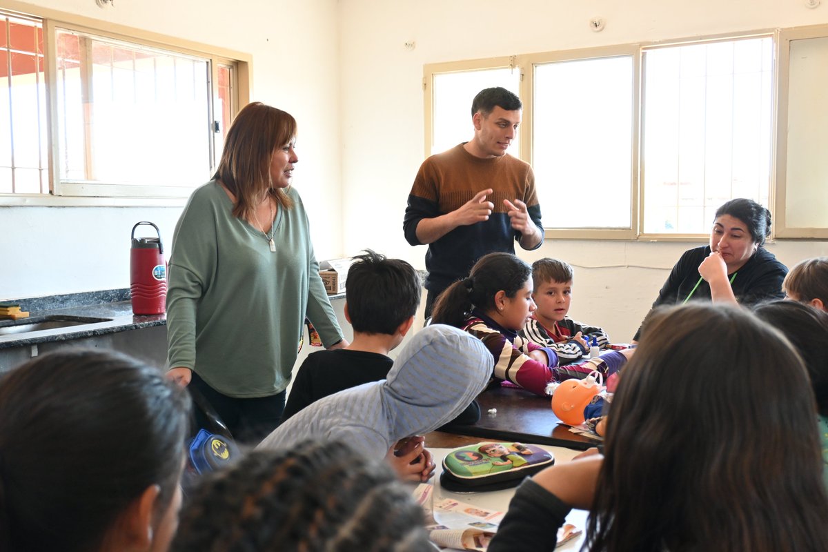 MuniSoto's tweet photo. #ProgramaConectados - Después de las vacaciones volvieron también los Apoyos Escolares 💡 A partir de ahora vamos a acompañar la jornada con leche chocolatada 🥛🍫y una colación 🍎 para todos los niños y niñas que concurren a seguir aprendiendo y estudiando 🥛👧🏻🧒🏽👦🏼 https://t.co/TN2v6zkpio