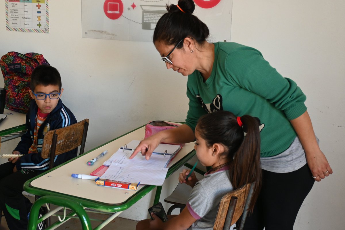 MuniSoto's tweet photo. #ProgramaConectados - Después de las vacaciones volvieron también los Apoyos Escolares 💡 A partir de ahora vamos a acompañar la jornada con leche chocolatada 🥛🍫y una colación 🍎 para todos los niños y niñas que concurren a seguir aprendiendo y estudiando 🥛👧🏻🧒🏽👦🏼 https://t.co/TN2v6zkpio