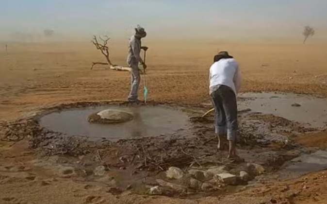 NamibiaCam's tweet image. NamibiaCam Throwback Tales: 2022-01-23

🌧️ Storm Aftermath: Cleanup in Progress! 🌧️

Our team tirelessly removes mud &amp;amp; clears debris after the storm. With your support, we restored NamibiaCam's beauty! 💪🏼 Thank you, NamibiaCam community! 

#NamibiaCamThrowbackTales #StormCleanup