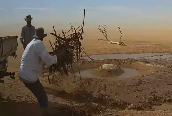 NamibiaCam's tweet image. NamibiaCam Throwback Tales: 2022-01-23

🌧️ Storm Aftermath: Cleanup in Progress! 🌧️

Our team tirelessly removes mud &amp;amp; clears debris after the storm. With your support, we restored NamibiaCam's beauty! 💪🏼 Thank you, NamibiaCam community! 

#NamibiaCamThrowbackTales #StormCleanup