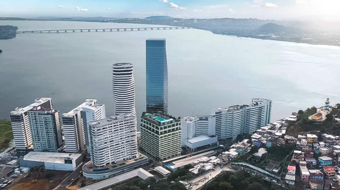 ElDatoEcua's tweet photo. #Urgente ¡GUAYAQUIL CON LA MIRADA AL MUNDO DE LOS RASCACIELOS!

Comenzó la construcción del primer rascacielos que tendrá Ecuador y, por ende, Guayaquil. La obra estará dentro del Puerto Santa Ana, donde colindará con más edificios de gran tamaño, que cuentan con más de diez pisos cada uno.

Esta infraestructura, impulsada por los grupos Pronobis y Millenium, tendrá como nombre Maxximus y contará con dos torres: la principal de 50 pisos destinados para vivienda y comercio, que tendrá una altura de 184 metros; y la segunda torre, que será destinada para parqueos, con espacio para 1.070 vehículos de residentes y visitantes, que tendrá disponibles 102 mil metros cuadrados de construcción.