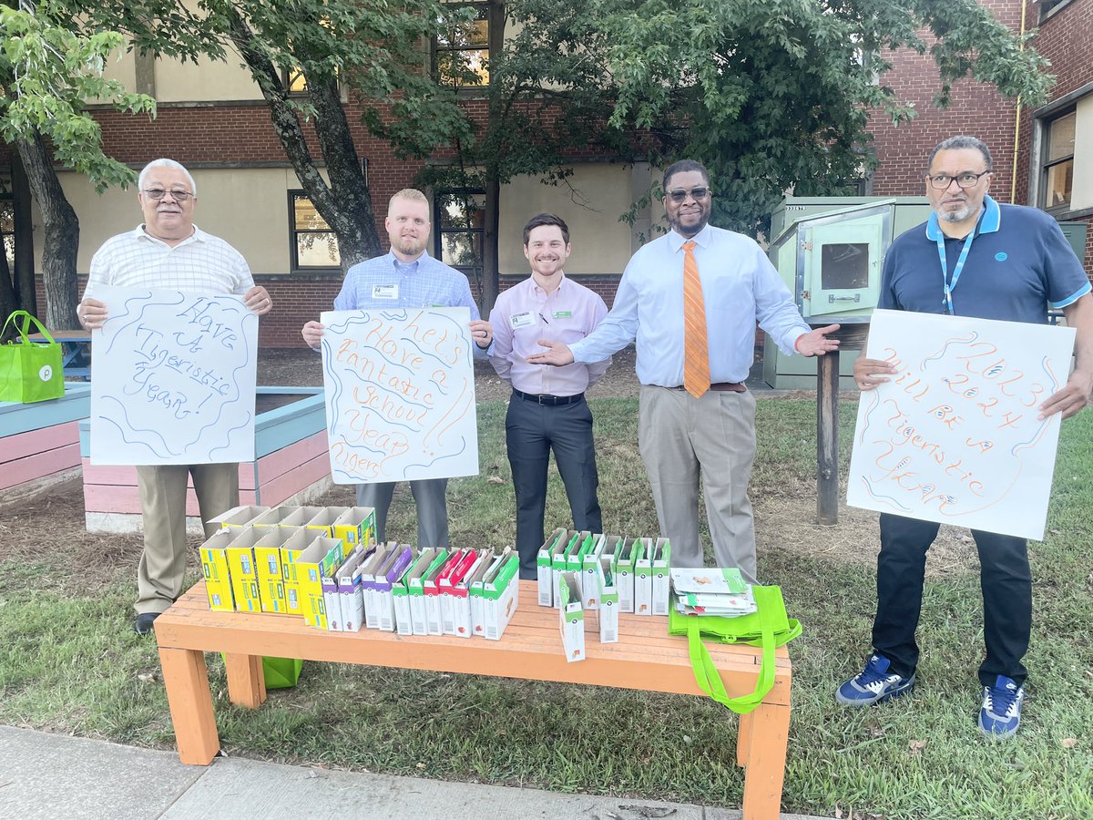 SlaterPBSA's tweet photo. Slater students returned to a hearty greeting and welcome this morning from a group of community clergy and managers from Publix (Madison Gardens)! Thank you. #ChooseSlater @PBS_Atlanta @JovanDM @ChashaWilliams @NikkitaDW @moldingmindz @MsManago @JavanWyche https://t.co/cY6i28ZIhM