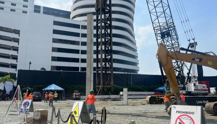 ElDatoEcua's tweet photo. #Urgente ¡GUAYAQUIL CON LA MIRADA AL MUNDO DE LOS RASCACIELOS!

Comenzó la construcción del primer rascacielos que tendrá Ecuador y, por ende, Guayaquil. La obra estará dentro del Puerto Santa Ana, donde colindará con más edificios de gran tamaño, que cuentan con más de diez pisos cada uno.

Esta infraestructura, impulsada por los grupos Pronobis y Millenium, tendrá como nombre Maxximus y contará con dos torres: la principal de 50 pisos destinados para vivienda y comercio, que tendrá una altura de 184 metros; y la segunda torre, que será destinada para parqueos, con espacio para 1.070 vehículos de residentes y visitantes, que tendrá disponibles 102 mil metros cuadrados de construcción.