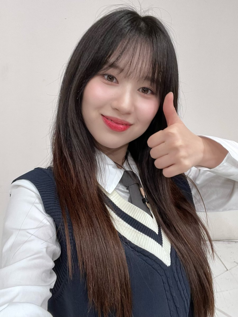 WekiMeki's tweet photo. 또 교복을 입었따! 맨날 입고 싶다ㅎㅎ
#엘리 https://t.co/udbcoBXcEG