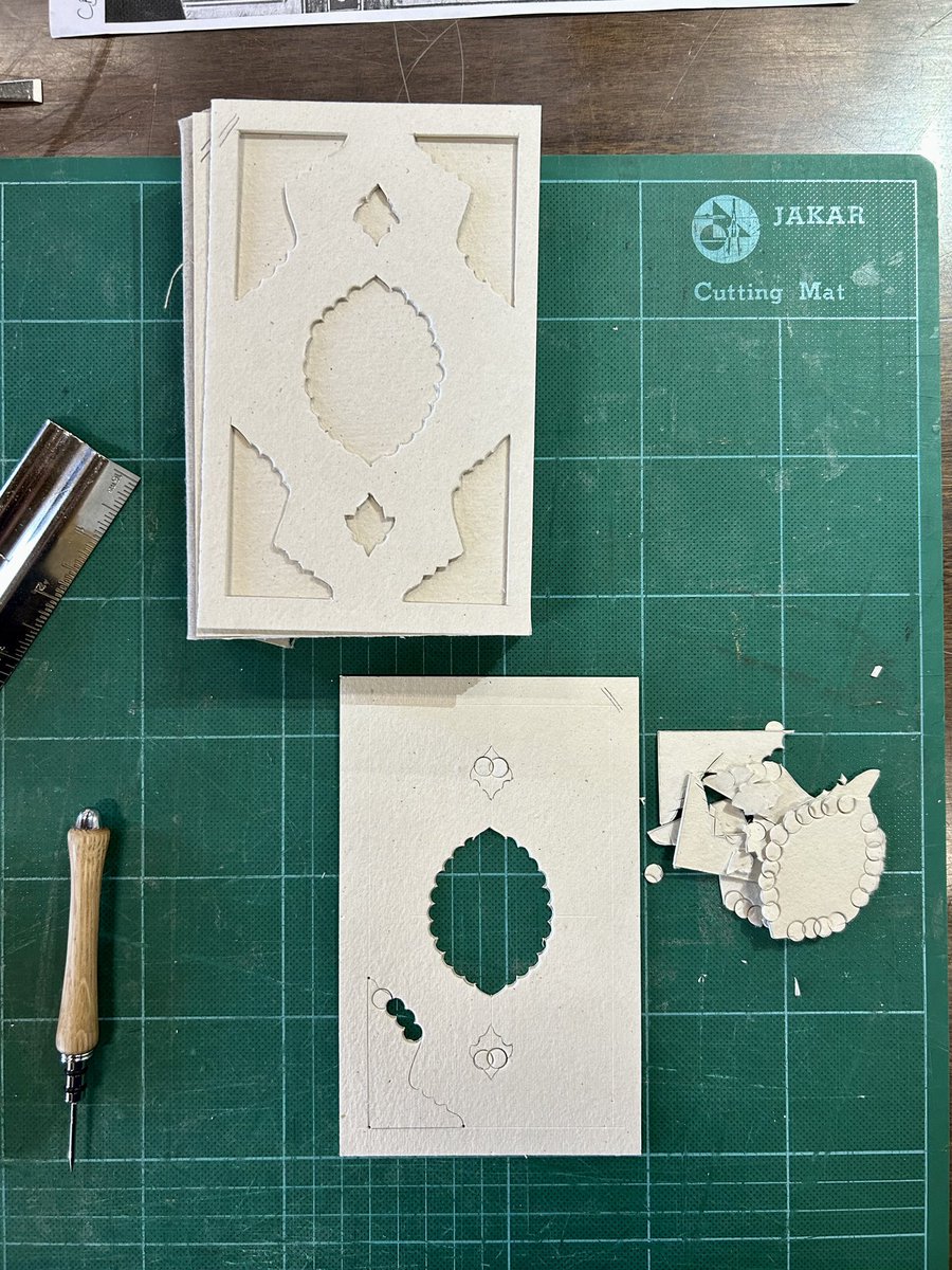 iamkristinesr's tweet photo. Day 2, an Ottoman binding
Boards prepared and endbands started 📚
#MonteProject2023 #HistoryoftheBook #OttomanBinding https://t.co/D4JMHgRn3l