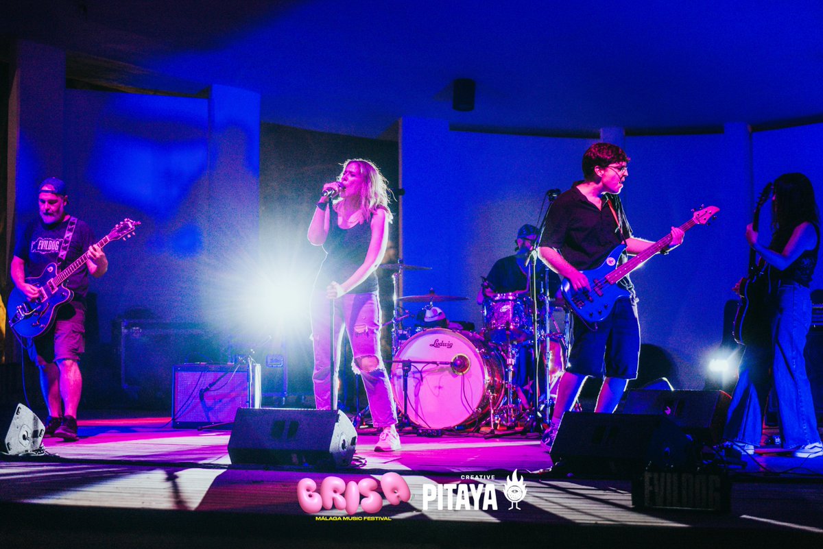 ¡Vaya pasada las fotos del #brisaentubarrio por parte de #creativepitaya 
Bajo: <a href="/SpongePablo/">Pablo Rodríguez</a> 
Cantante: <a href="/nash_twitt/">Victoria Villa</a>