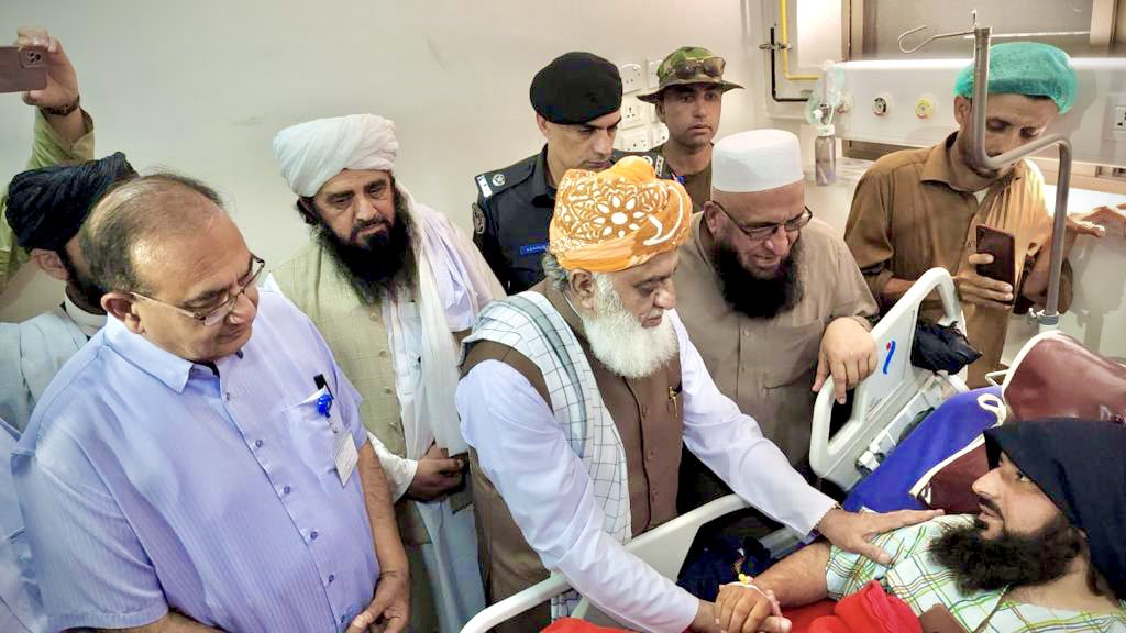 لیڈی ریڈنگ ہسپتال پشاور: 
امیر جےیوآئی قائد حضرت مولانا فضل الراحمان  کے ہمراہ  امیر جےیوآئی فاٹامولانا محمد جمال الدین کی لیڈی ریڈنگ ہسپتال  آمد-
سانحہ باجوڑ میں ہونے والے زخمیوں کی عیادت کی-