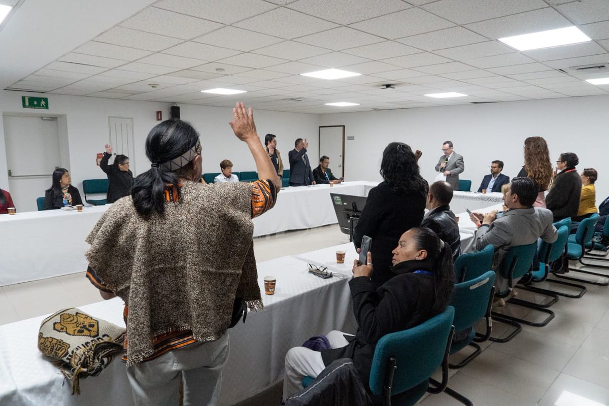 SectorSalud's tweet photo. Hoy el secretario de Salud @AlejandroGL2014 tomó el juramento de los nuevos representantes de la comunidad ante las juntas directivas de las Subredes Integradas de Servicios de Salud, líderes y lideresas que han acompañado la implementación del modelo territorial #SaludAMiBarrio https://t.co/T8zec7rkGr