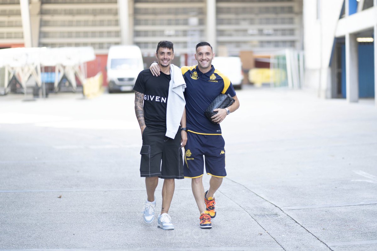 RCDeportivo's tweet photo. 😮😮😮Mirade que nos trae @LP10oficial baixo o brazo! 🙌🏻🙌🏻🙌🏻

#OSNOSOS https://t.co/P6uT2Sv0VL