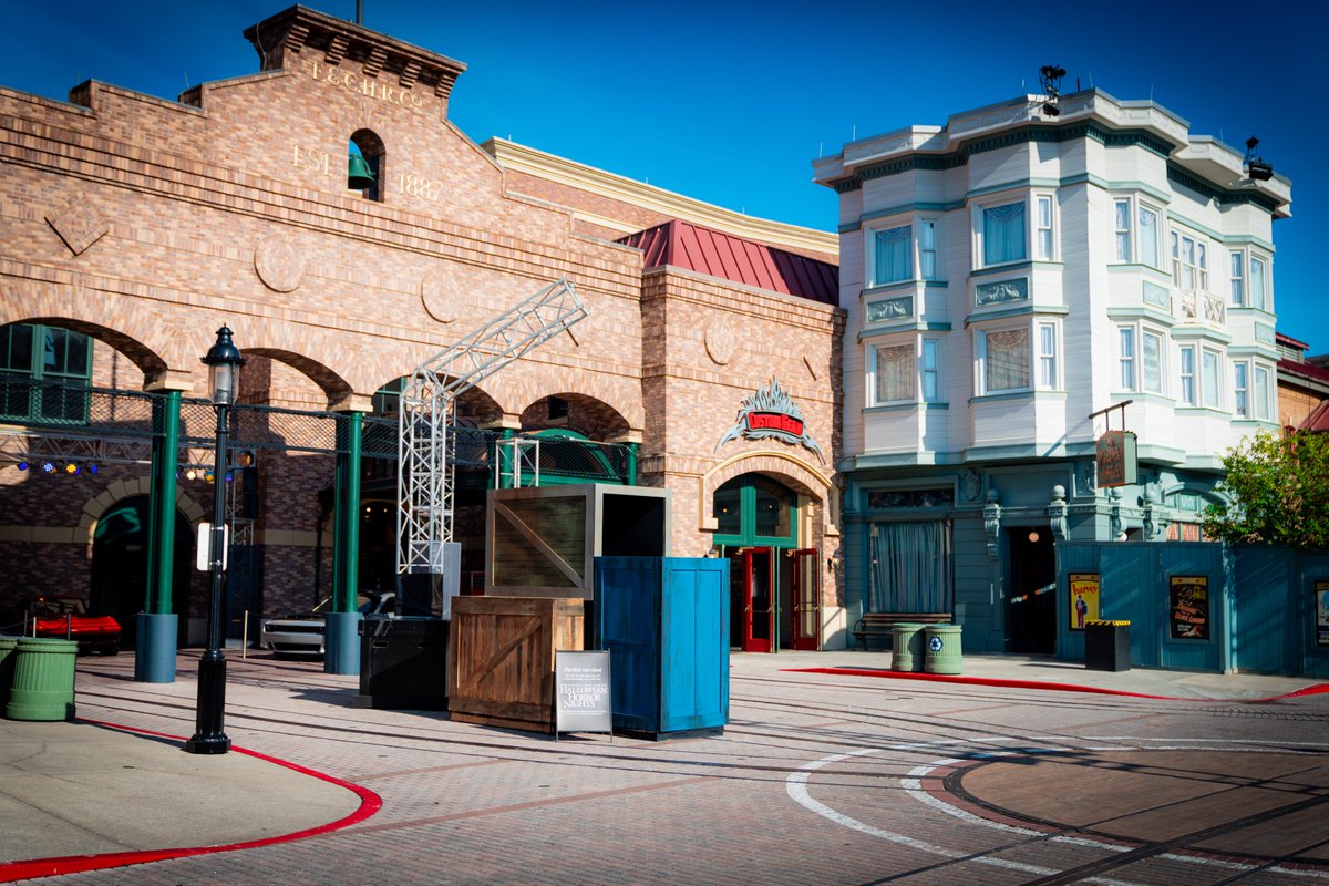 OrlandoInformer's tweet photo. The Shipyard 32: Horrors Unhinged scare zone is gaining traction at Universal Studios Florida. βοΈ #HH32 https://t.co/yNAc0H0F43