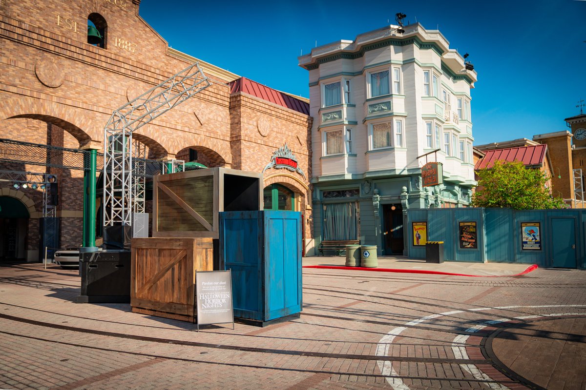 OrlandoInformer's tweet photo. The Shipyard 32: Horrors Unhinged scare zone is gaining traction at Universal Studios Florida. βοΈ #HH32 https://t.co/yNAc0H0F43