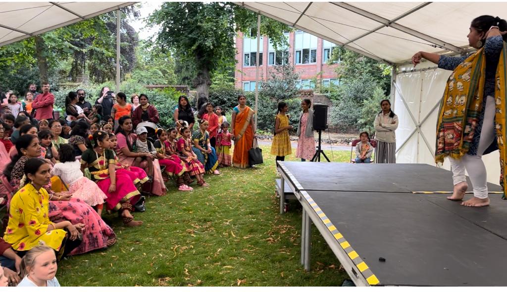 KalaTheArts's tweet photo. Kala at Whitchurch Children’s Festival. An amazing number of children &amp; parents attended the workshop 400 + attended the festival.
Weekend performance at Reading Forbury Gardens  to a few hundred in the audience . #whitchurchchildrensfestival #artscouncilengland #sahm_uk. https://t.co/iSr4RtdDQD