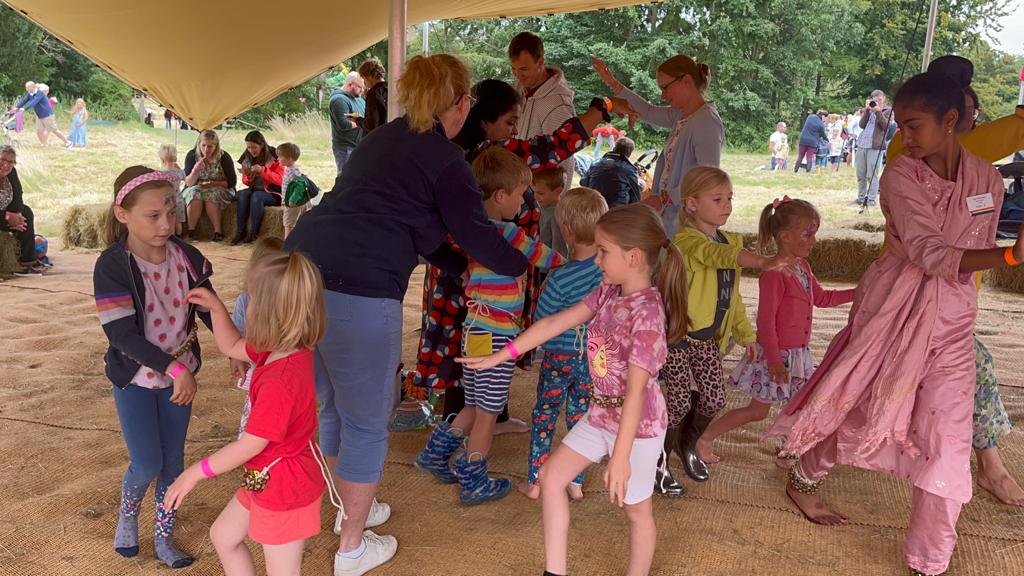 KalaTheArts's tweet photo. Kala at Whitchurch Children’s Festival. An amazing number of children &amp; parents attended the workshop 400 + attended the festival.
Weekend performance at Reading Forbury Gardens  to a few hundred in the audience . #whitchurchchildrensfestival #artscouncilengland #sahm_uk. https://t.co/iSr4RtdDQD