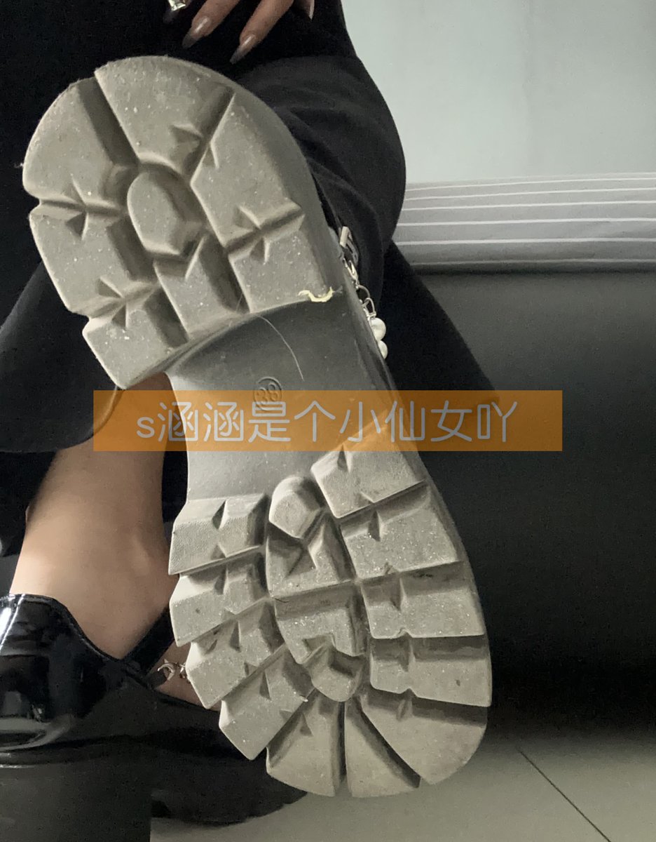 NZgC7qVXBID38Ie's tweet photo. 袜子是你亲妈
鞋子是你亲爹
脚踩你父母，我就是踩在你全家头上的活祖宗(≧︶≦*)
傻逼跪下磕头供奉孝敬自己祖宗，天经地义，对叭？
#ATM奴 #上贡奴 #账单奴 #报销奴 #黑心压榨 #女s #ATM打钱奴 #绿帽奴 #绿帽狗 #榨金 #鞋底 #羞辱 #匿名贡  #贡奴 https://t.co/qFpyV8anea
