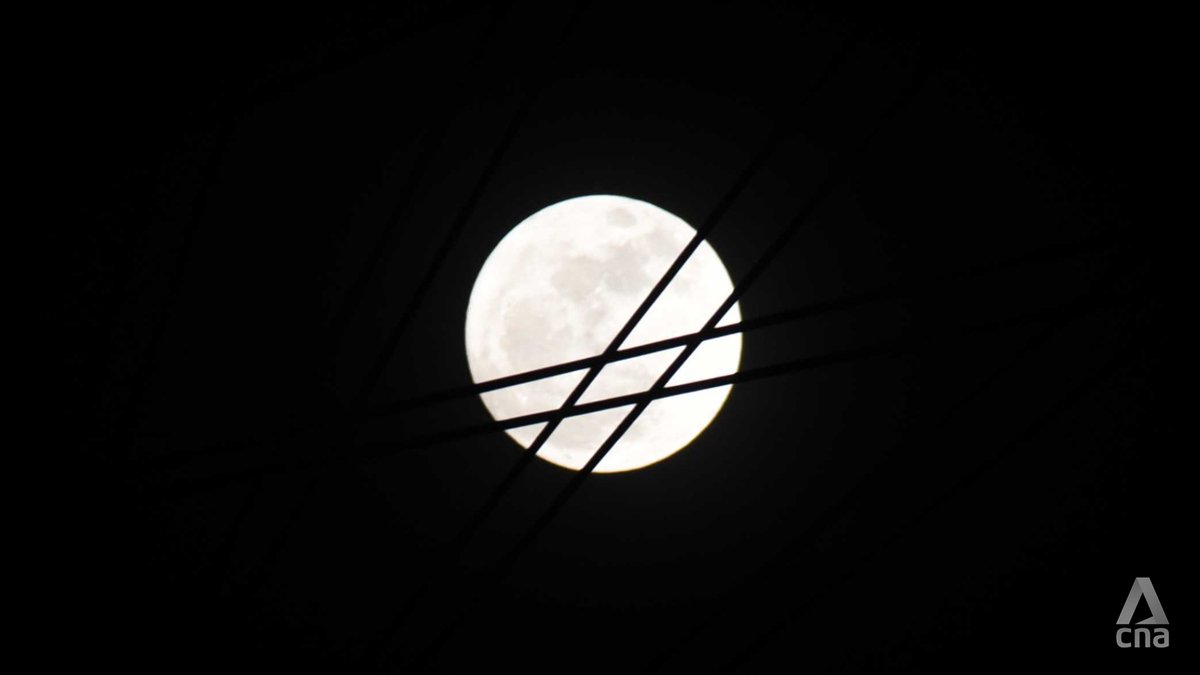 IN PICTURES: The Sturgeon Moon, seen over Singapore on Aug 1, is the second closest supermoon to Earth this year (Photos: A Kannan, CNA/Syamil Sapari) cna.asia/44VFbv6
