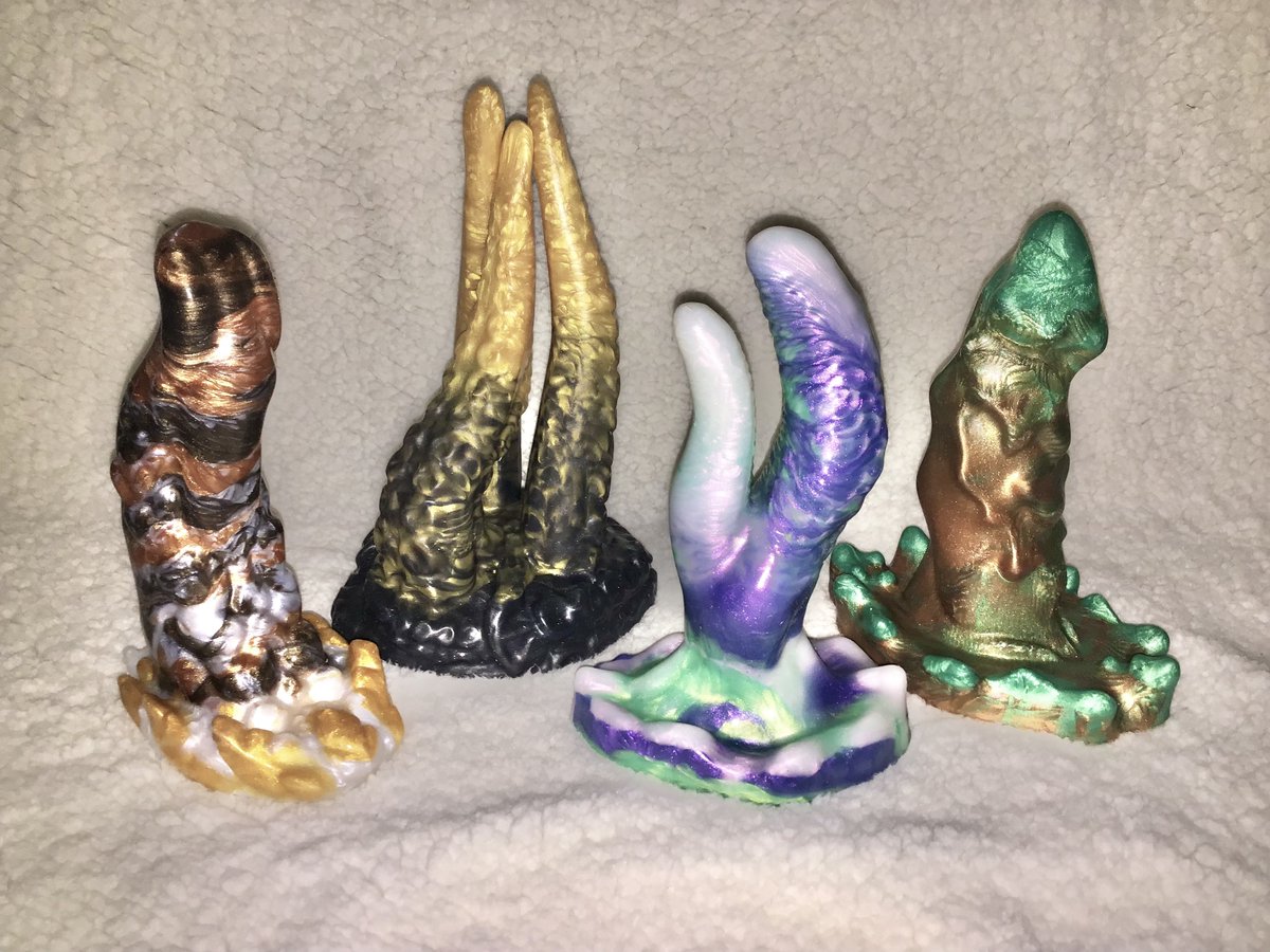 Frost || 3D Models & Reviews (@maybealynx) on Twitter photo My collection of toys from <a href="/_FoxyMoxy_/">Foxy Moxy Toys</a> 💜 Three of my own designs + Trident (a beautiful gift!!).
I was a little hesitant about the tarnished copper pour at first but it's really a great combo and very much fits FM's style. My collection of toys from <a href="/_FoxyMoxy_/">Foxy Moxy Toys</a> 💜 Three of my own designs + Trident (a beautiful gift!!).
I was a little hesitant about the tarnished copper pour at first but it's really a great combo and very much fits FM's style.