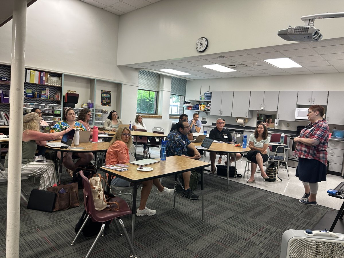 AlisonParr_'s tweet image. 1st sessions of the day are underway at #Technovation23