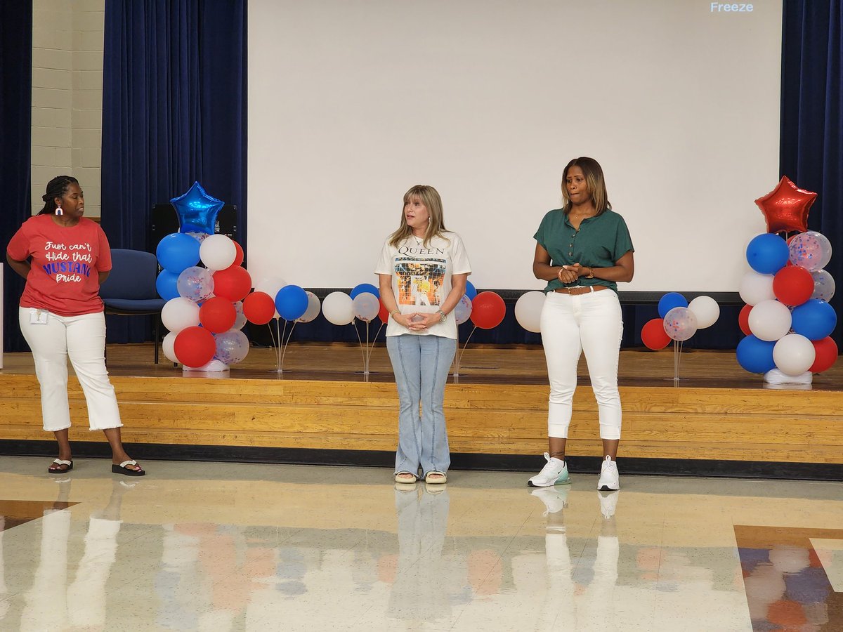 JMooretx's tweet photo. So happy to welcome back our amazing @MorningsideES staff! It is going to be a great year! #MorningsidePride #BEtheONE #OneLisd https://t.co/XDCfVIkr4h