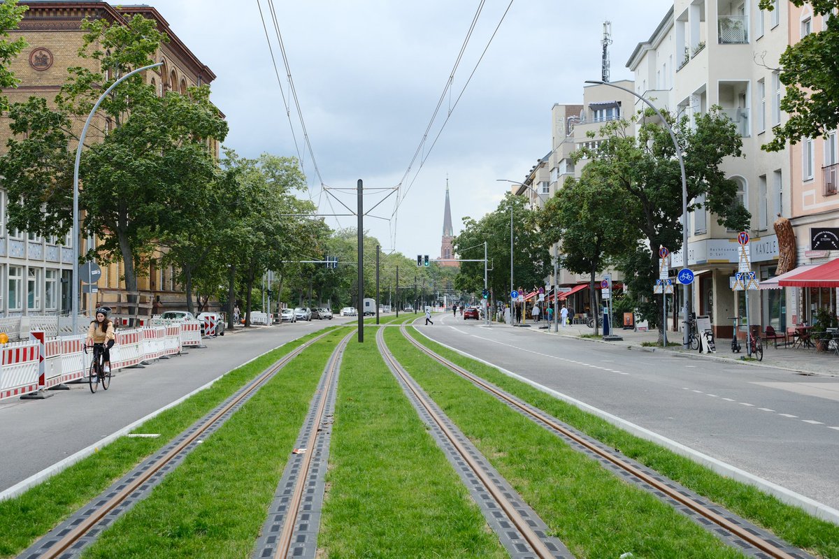 autofreiberlin's tweet photo. The beauty of Rasengleis. Hier: Turmstraße, Moabit. Verkehrswende macht die Straßen schöner. https://t.co/pjqvI25Cdg