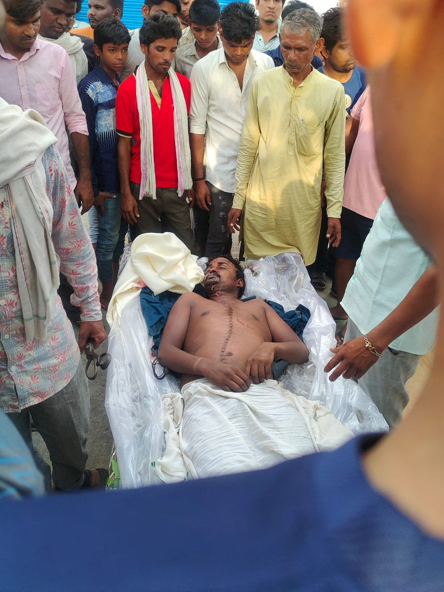 मेवात में जिहादियों द्वारा हमारे सनातनी भाई शक्ति सिंह की हत्या कर दी गई है!

4 बच्चों का पालन पोषण करने वाले शक्ति सिंह को सिर्फ इसलिए मार दिया क्योंकि वो हिन्दू थे? न शोभा यात्रा में गए थे न किसी संगठन का हिस्सा थे

शक्ति सिंह हर रोज की तरह हलवाई की दुकान पर काम करके अपने घर के