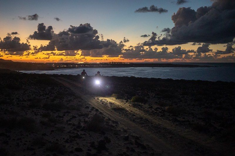 CatEyeBicycle's tweet photo. Whether you're exploring the volcanic gravel of Lanzarote, or cruising the dark streets of your hometown, the reliability and brightness of a Cateye headlight is sure to elevate your adventures!
📸: @erwinsikkens_com https://t.co/ggsrzaSYn5