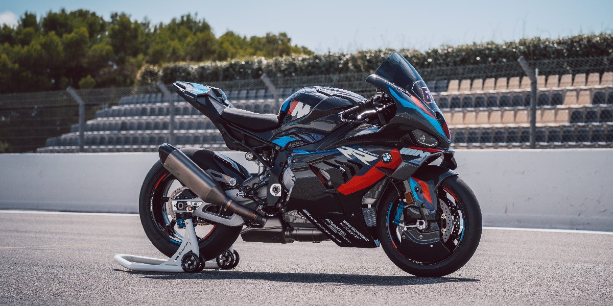 BMWMotorrad's tweet photo. Adrenaline on demand. #MRR

212 horsepower, 314 km/h, and 192 kg weight speaks for itself! 

Ready for poleposition? Find out more:
https://t.co/hHsgSAYaVX

#MakeLifeARide #M1000RR #NeverStopChallenging #BMWMotorrad https://t.co/LzusK7sCPi