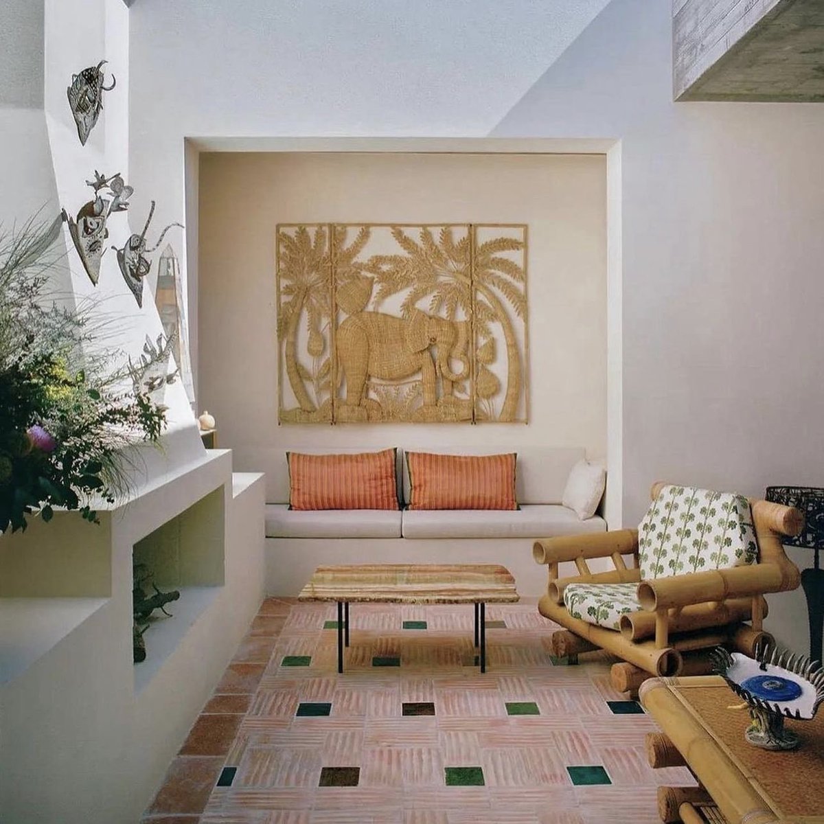 dayawayofficial's tweet photo. Check out #ChristianLouboutin's laid-back holiday compound in #Melides, #Portugal! 🌴 Since the '80s, he's been all about this beach town turned creative hotspot. The low-slung whitewashed bungalows and Jaipur's #JantarMantar-inspired shades of pink make it a true gem! 💕 https://t.co/0DYdrT8qHd