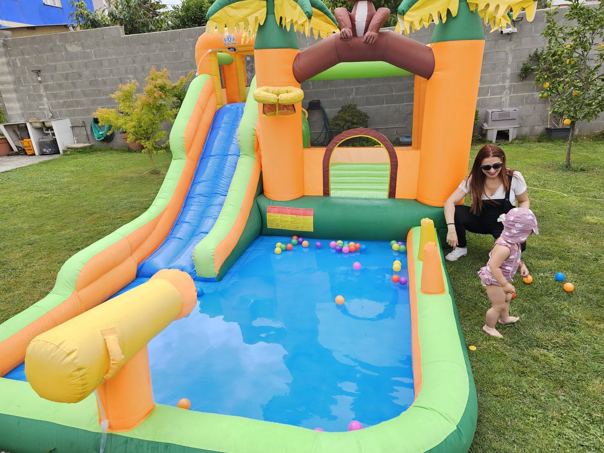 Yo a mi familia - no hay que comprarle muchas cosas a la niña que ya tiene 4000 juguetes 
Mi hermano y su mujer -