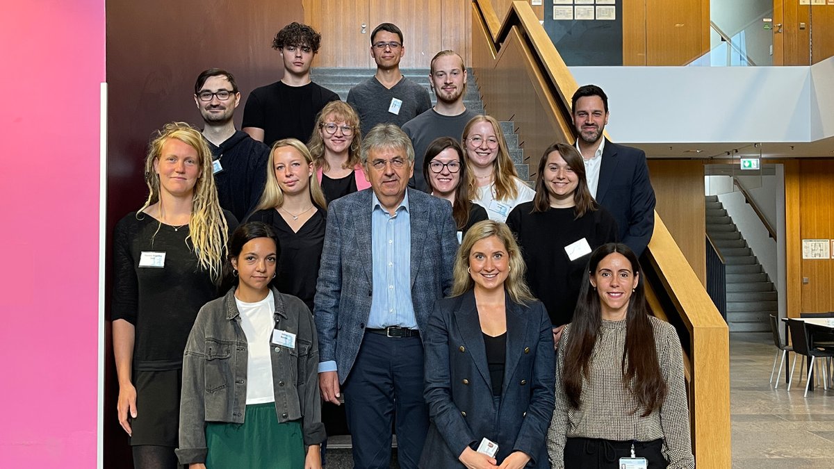 goetheuni's tweet photo. #Ausbildung
Zehn neue #Azubis und eine Inspektoranwärterin sind heute ins Berufsleben an der Goethe-Uni gestartet. Nach der Begrüßung durch Unikanzler Ulrich Breuer &amp; das Ausbildungsteam, starten jetzt die Einführungstage.

Wir wünschen allen einen guten Start an der Goethe-Uni! https://t.co/W4K4rZPPp9