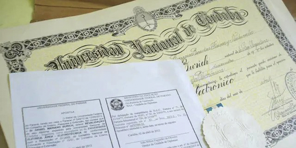 (1/2) Uma nova portaria do MEC estabelece que todas as instituições revalidadoras de diplomas estrangeiros devem adotar a #PlataformaCarolinaBori para revalidação no Brasil. 

✅ Saiba mais: is.gd/revalidaSuperi… 

#AcolhidosPorMeioDoTrabalho 

(Imagem: Reprodução/UFPR)