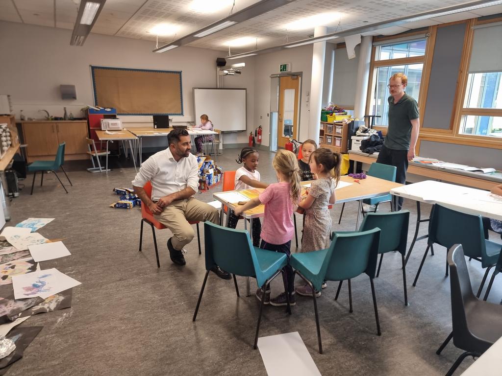 GYIP1994's tweet photo. We welcomed friends @nancydoyle2017 & Richard from @VMFoundation who recently granted us £30k. 👌
Also nice for @HumzaYousaf to come in and take selfies & join in on the action.
They were able to see how
@GlasgowCC assists y/p during holidays with activities & food.
#HoFoP https://t.co/O6MtDElG29
