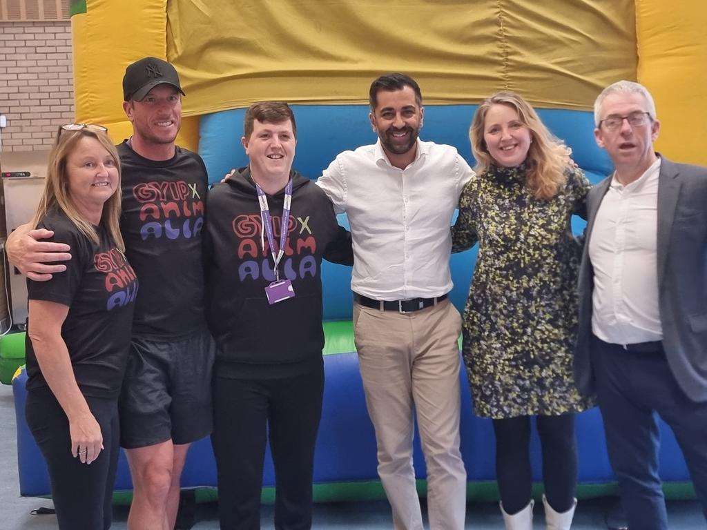 GYIP1994's tweet photo. We welcomed friends @nancydoyle2017 & Richard from @VMFoundation who recently granted us £30k. 👌
Also nice for @HumzaYousaf to come in and take selfies & join in on the action.
They were able to see how
@GlasgowCC assists y/p during holidays with activities & food.
#HoFoP https://t.co/O6MtDElG29