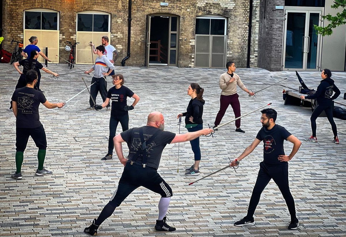 LondonLongsword's tweet image. The Sidesword (vulgar) class. A lot of progress this week, full form work, a good selection of plays, a lot of laughter, and sparring. 
A good Monday. londonlongsword.com
 #hema #fencing
 #historicalfencing #achillemarozzo #londonlongswordacademy #londonlongswordfamily