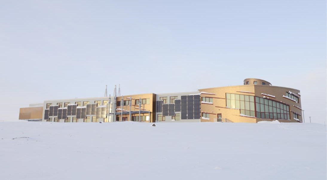La Station canadienne de recherche dans l’Extrême-Arctique est l'installation la plus au nord du Canada à recevoir la certification #LEED. Pour <a href="/MHutchinson11/">Mark Hutchinson</a>, ce projet ultramoderne est un modèle à suivre. Découvrez le dans cet article de <a href="/AquilonTNO/">Journal L'Aquilon</a> : ow.ly/BgAW50PpSJC