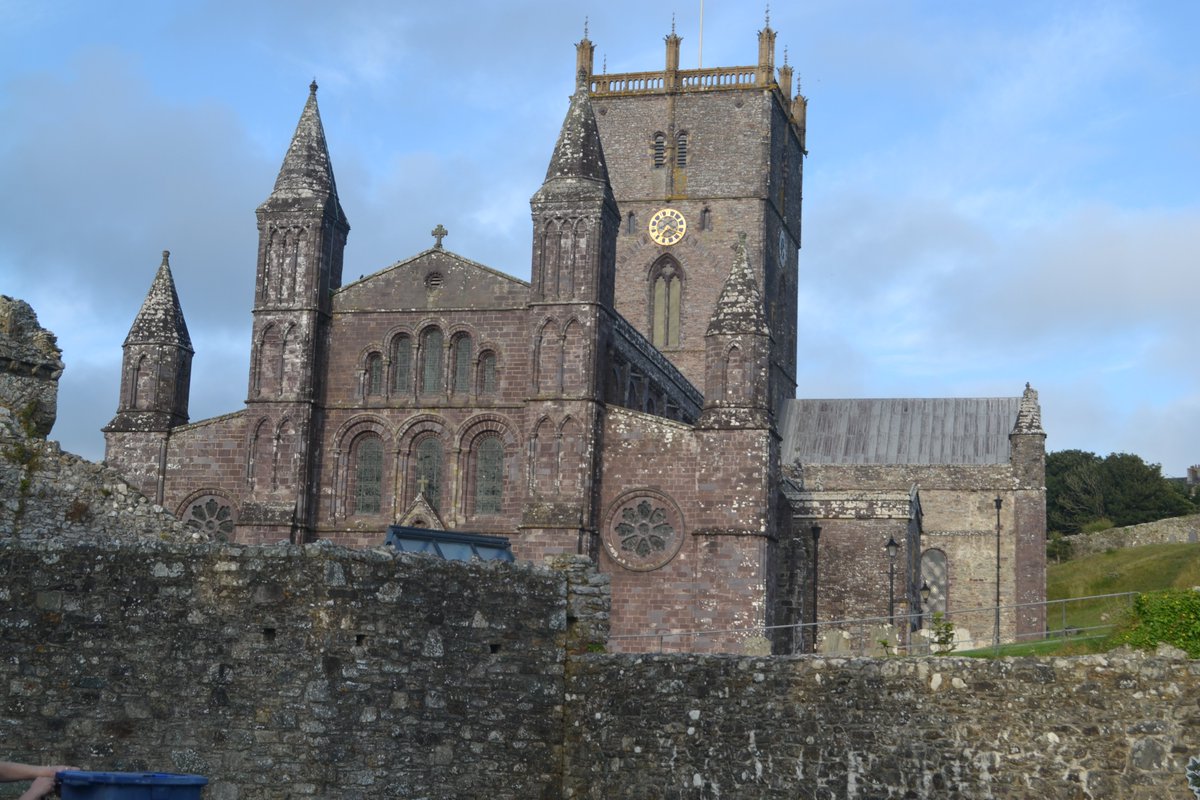 #TravelTuesday Mae'r llun heddiw yn ddod o Sir Benfro - yr Eglwys Gadeiriol yn Nhy Ddewi, wedi'u tynny o Blas yr Esgob. Pa un o'r pedwar gadeirlan yng Nhymru yw dy ffefrun?Today's photo is of St David's Cathedral. Which of the four Welsh cathedrals is your favourite?