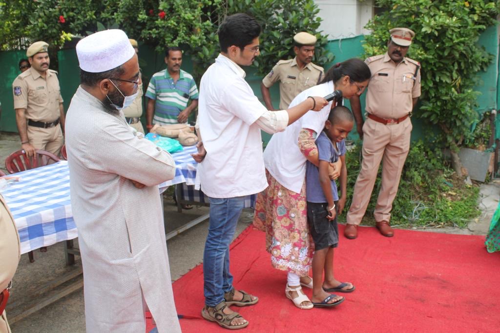 Family members of police personnel also trained in #firstaid #CPR hands on practice…. What to do when someone chokes…. #TSSP Battalions #LifeIsPrecious ⁦@tsspbnshq⁩ ⁦@TelanganaCOPs⁩ ⁦@1stBnTSSP⁩ ⁦@omccares22⁩