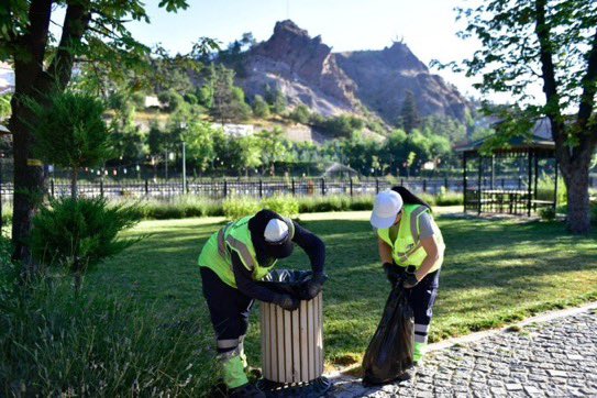 ABB, yaz aylarında keyifle vakit geçirdiğimiz yeşil alanların kapsamlı bakımı ve temizliği için yoğun mesai harcıyor. ANFA Genel Müdürlüğü ekipleri prestij parklar başta olmak üzere toplam; 450 parkta 920 personel ile 7/24 temizlik ve bakım çalışmaları yürütüyor. @mansuryavas06