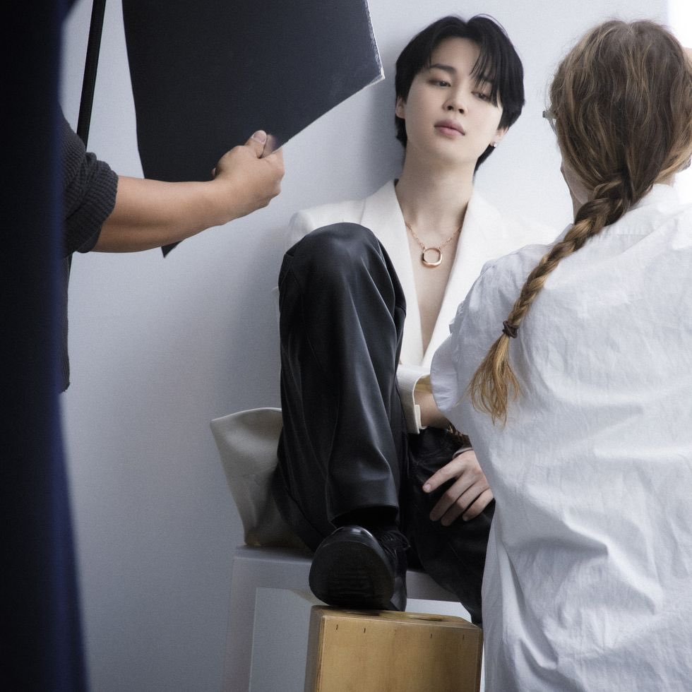 btschartsxdaily's tweet photo. [Esquire] Exclusive First Look: #JIMIN of BTS Stars in Tiffany &amp; Co.'s Latest Campaign
https://t.co/hn88u7zfRy https://t.co/gvZmEbWNxD