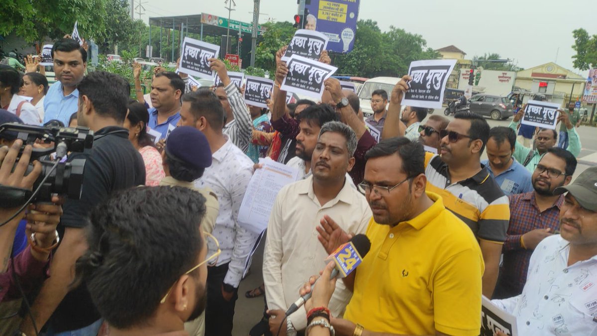 jpkhairagarh's tweet photo. 27%_धोखा_है
#सिर्फ_नियमितीकरण
संविदा_बर्खास्तगी_बीजापुर_छत्तीसगढ़
#घोषणापत्र_का_पालन_करें
संवादहीनता_है_सरकार_की_संवाद_स्थापित_करे@bhupeshbaghel
#संवेदनहीन_सरकार
इच्छा_मृत्यु
@GovernorCG
@TS_SinghDeo
@INCChhattisgarh
@INCIndia
@IBC24News
@ZeeMPCG
@kumari_selja https://t.co/e2e47g7hFy