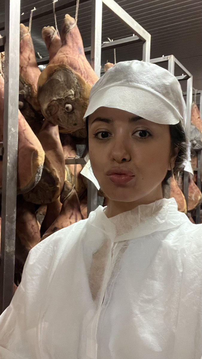 lucy1wine's tweet photo. I live in Italy for almost 10 years and I never knew that  a typical prosciutteria
Is located few kilometers from home #verona  #prosciutto #livinginitaly 
#selfisciutto https://t.co/3kQ4KO4AhQ