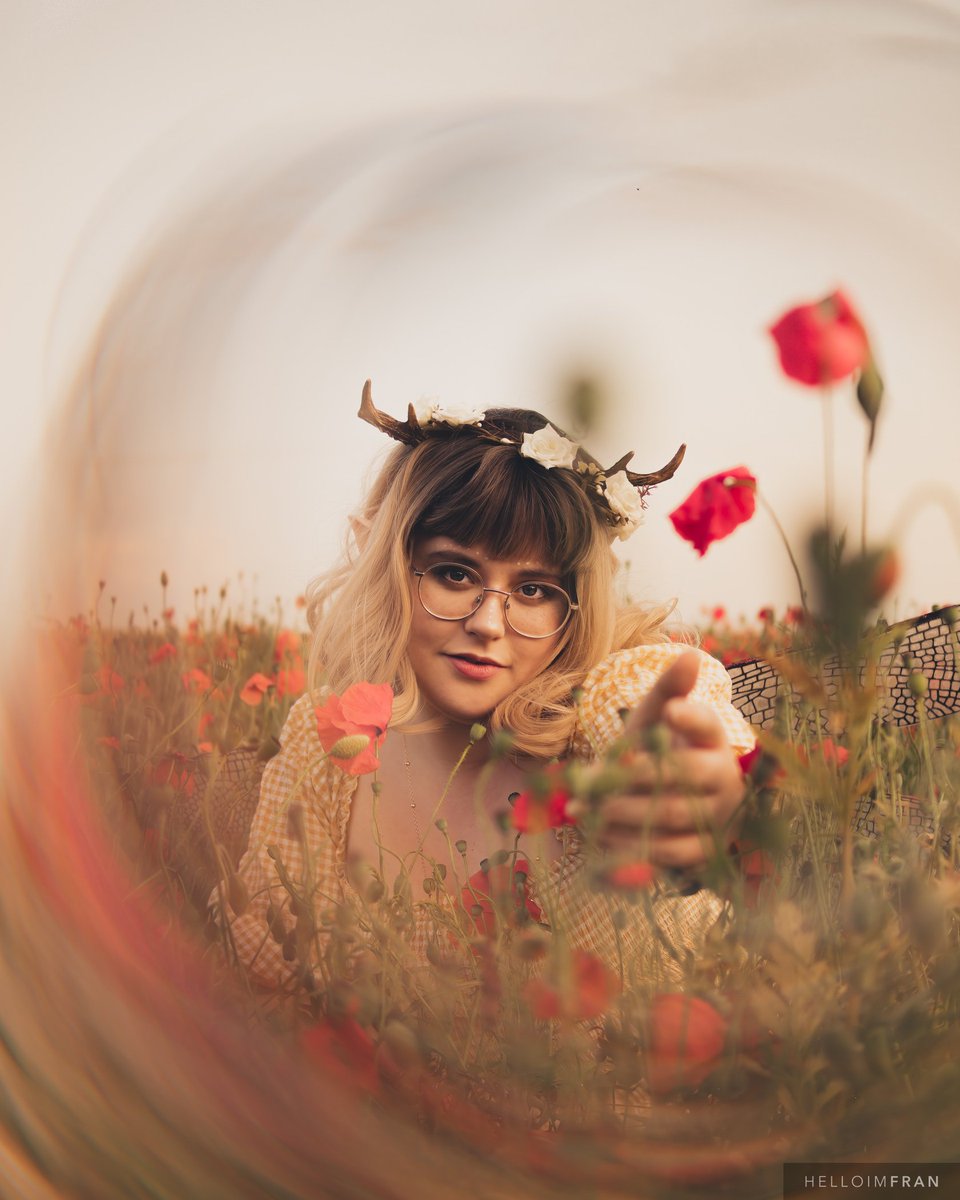 POV: The fae asks you your name? What do you do? THINK FAST! ✨️
Dragonfly Fae: moi
Photography: @helloimfran
Wings: ohmyfairy (etsy)

#poppyfairy #dragonflyfairy #dragonfly #fairyoc #fairyphotoshoot #fairie #faeriecore #cicelymarybarker #poppyfields #poppyfieldphotoshoot