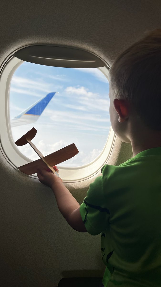 LNKairport's tweet image. 🌟 First time flying with @united ! ☁️✈️ You better believe Gunnar is calling dibs on the best seat in the house! 

#FlyLNK #WindowSeatViews #FlyUnited