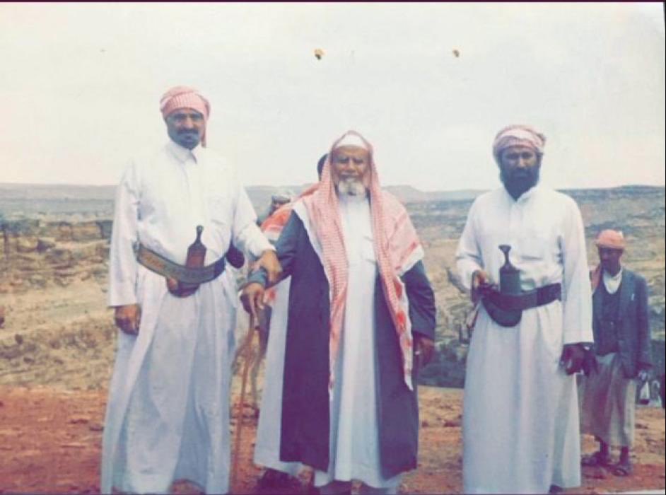سـج القـدم والله عليـه التوافيق 
ما ضاقت الدنيا الوسيعـه  باهلها 
"
والصبر مفتاح الفرج للمطاليق 
واليا  جفتك  الدار  دوّر  بدلها.                             ًً رحلة ابوي مع الشيخ فهد بن دليم والشيخ غانم بن دابش  الى اليمن قبل اكثر من عشرين عام