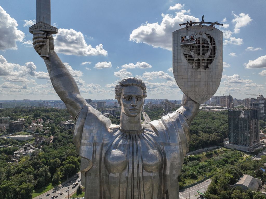KyivIndependent's tweet photo. ⚡️Soviet coat of arms removed from Kyiv's Motherland Monument.

The Soviet coat of arms was removed from Ukraine's tallest statue, the Motherland Monument, on Aug. 1, making way for the installation of a trident – Ukraine's coat of arms.

📷Sergii Volskyi/AFP via Getty Images https://t.co/fPkkimIHaS
