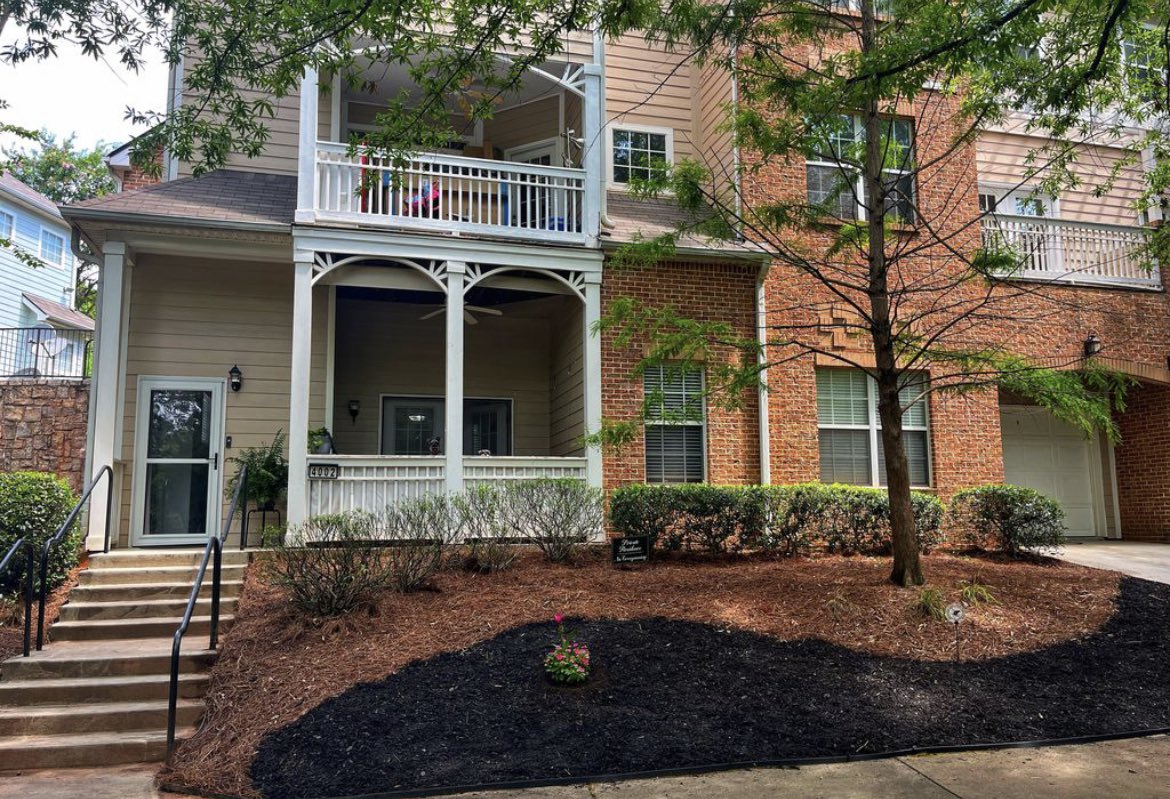 davidbackwards's tweet photo. my old condo is for sale!!
itโs in a convenient location if youโre trying to be close to downtown and midtown & great for a first time buyer or investor looking to rent.
1 bed | 1 bath | ๐atlanta, ga
$188,900
#atlantarealestate #realestate #georgiarealestate #atlantahome https://t.co/kzKdizEtMm