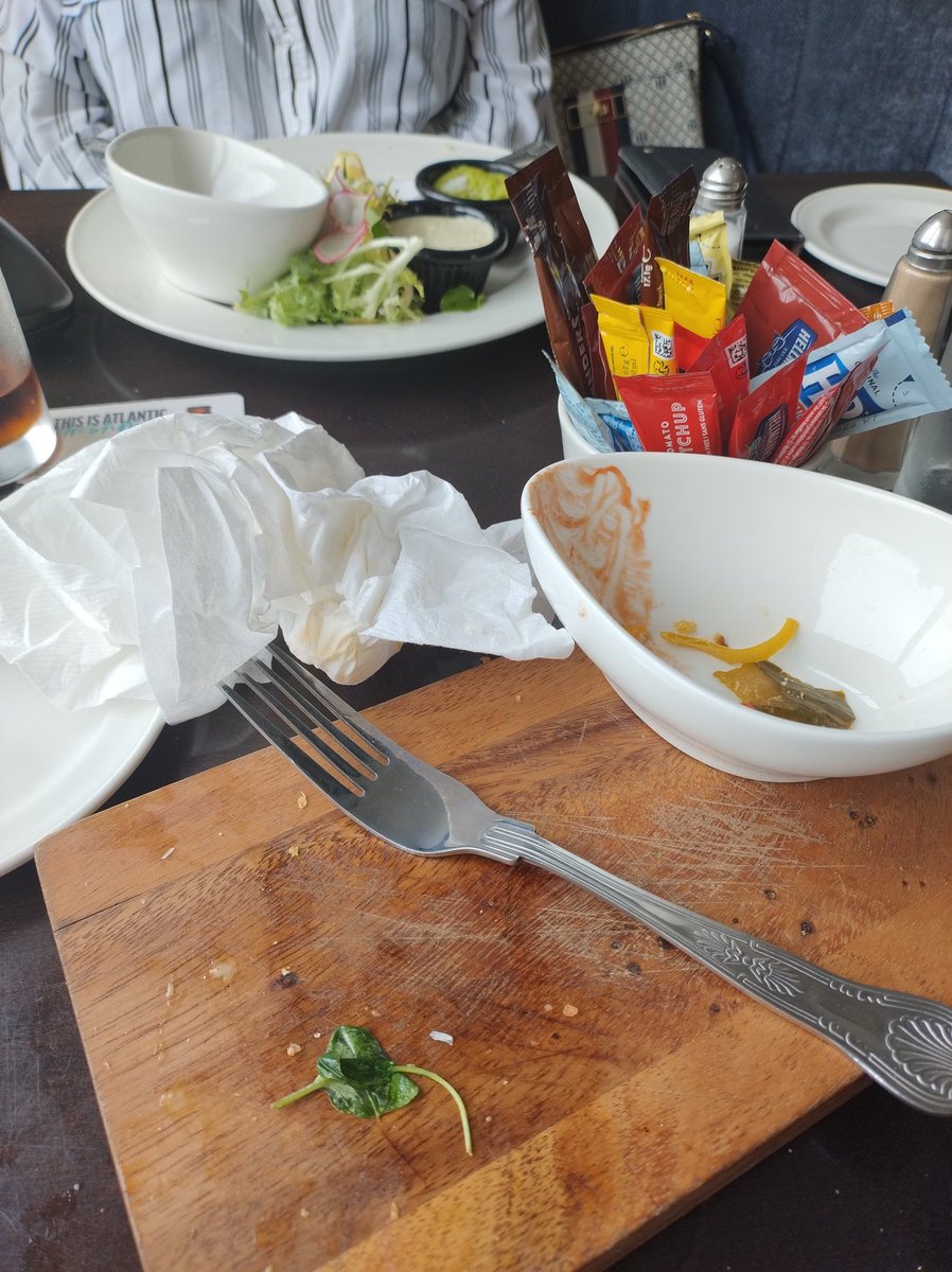 deshussey's tweet photo. Just had a lovely lunch with herself #shorelinehotel  #lovelyfood #friendlystaff #emptyplates #fullbellys https://t.co/cjQdgXSL09