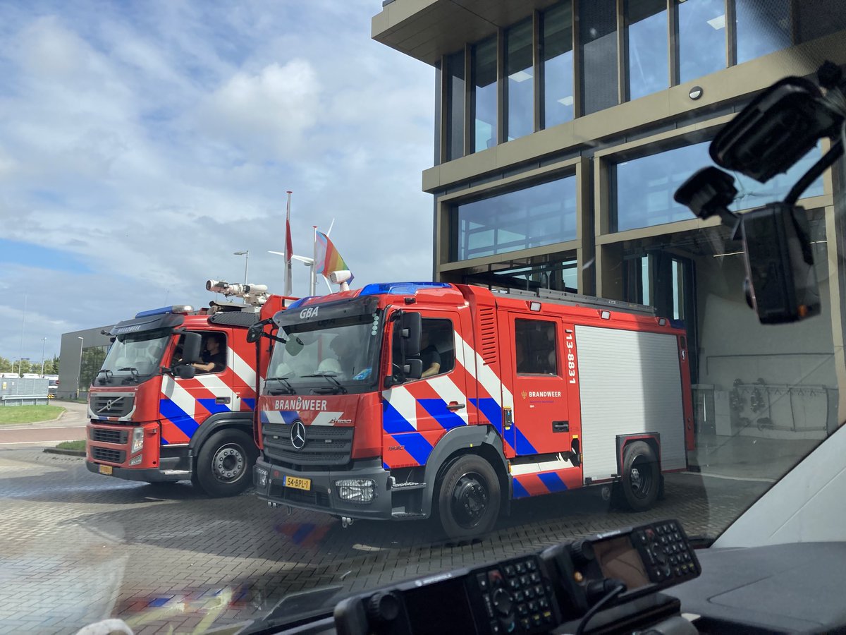 Tijgernest's tweet photo. Samen met de ⁦@GB_Amsterdam⁩ op bedrijfsbezoek 👩🏼‍🚒👨🏼‍🚒🚒🚒🚒👍🙏🏼 https://t.co/BK7HOo2UqA