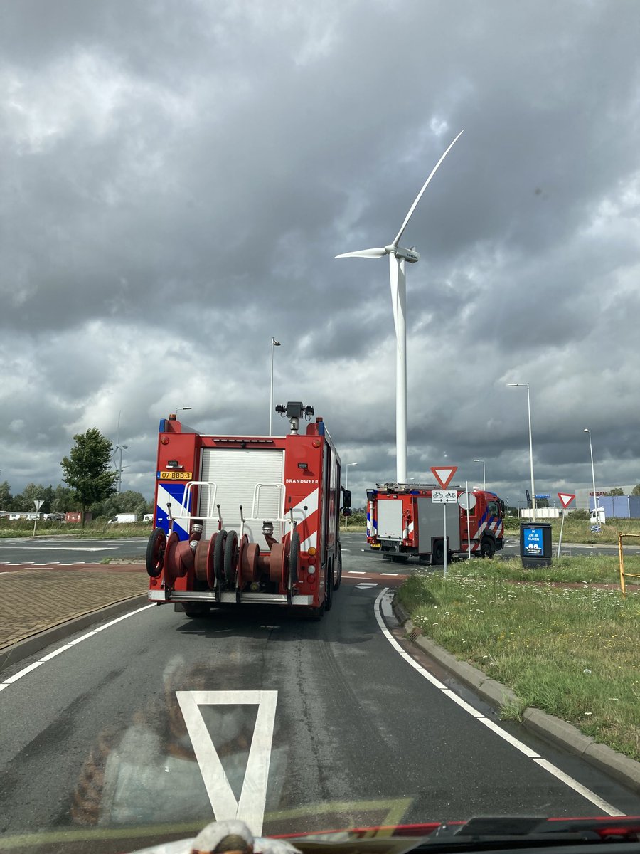 Tijgernest's tweet photo. Samen met de ⁦@GB_Amsterdam⁩ op bedrijfsbezoek 👩🏼‍🚒👨🏼‍🚒🚒🚒🚒👍🙏🏼 https://t.co/BK7HOo2UqA