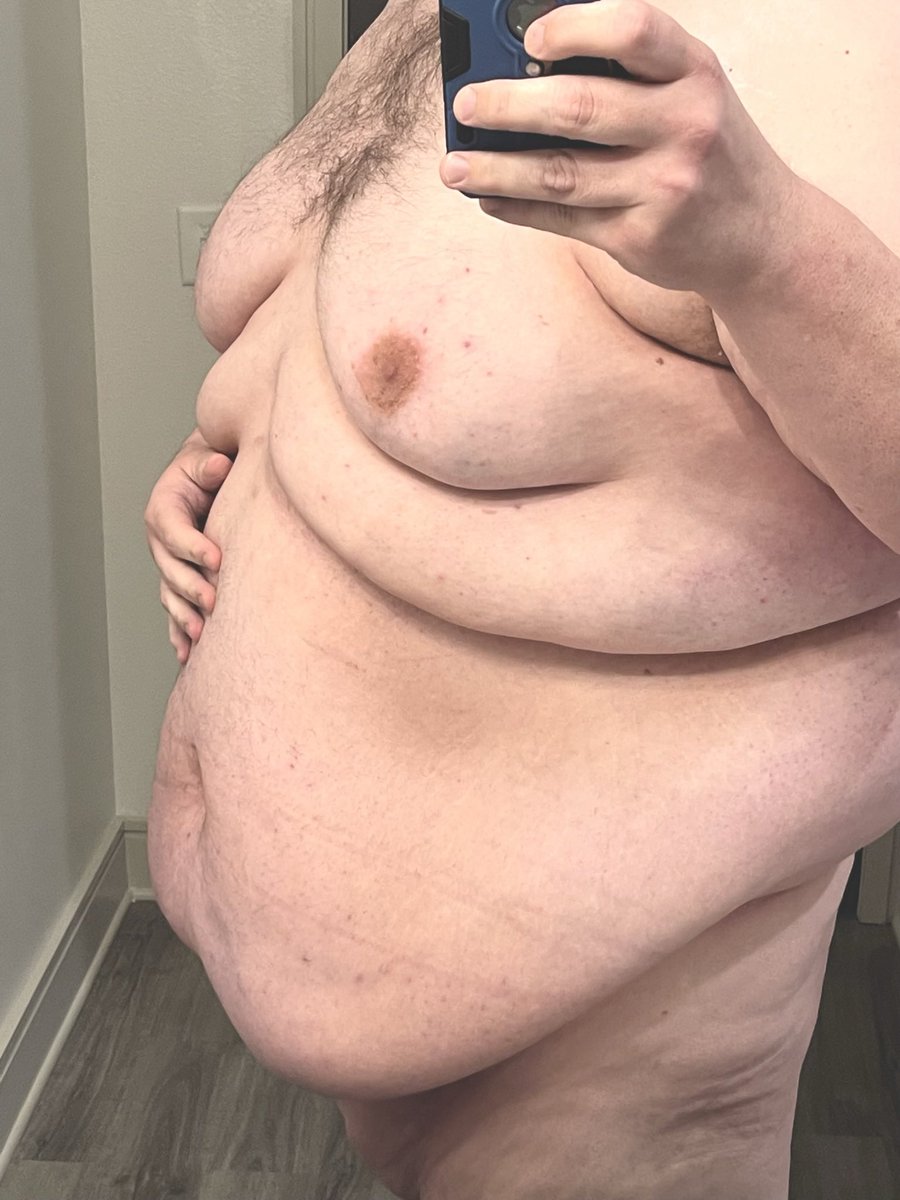 giantcrusher18's tweet image. Who’s getting crushed next? 😈 

#chub #sizedifference #bigboy #smother #squash #squashjob #gay #gaywrestling #twink #belly #bellyworship