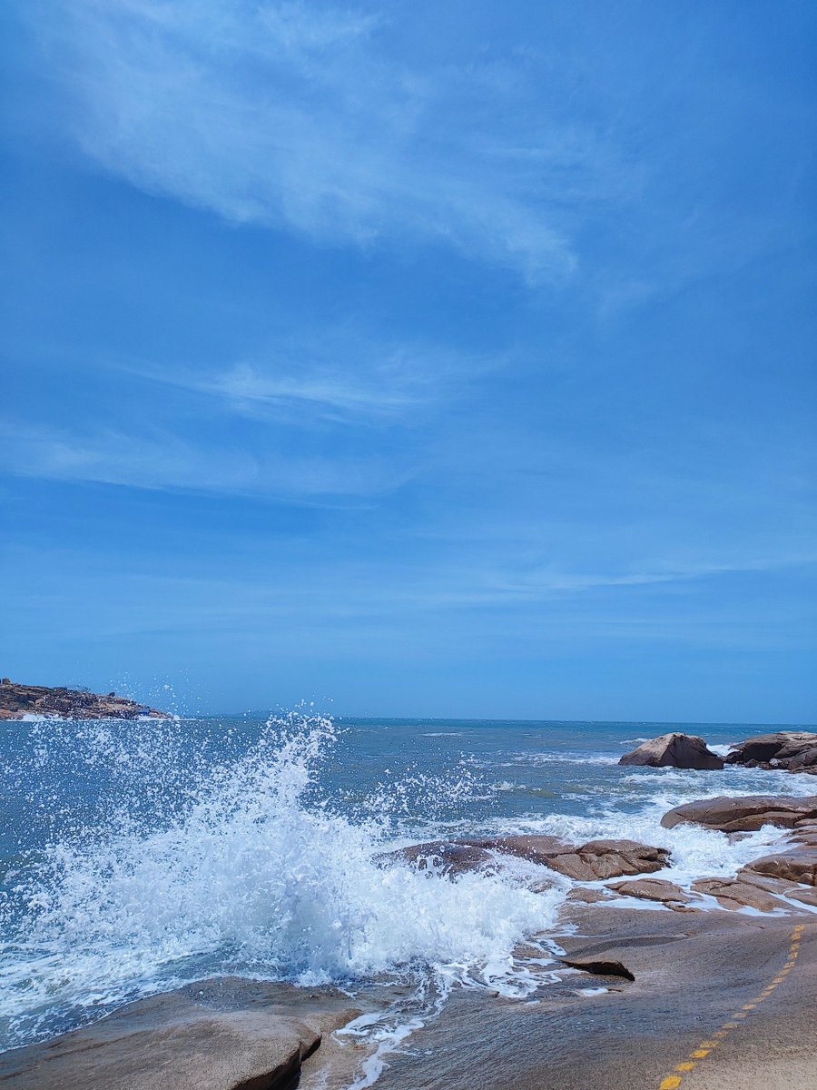 daversifier's tweet image. The sea is so beautiful too, let's see the waves of the sea #sea #waves #travel #hiking #hiking #exploration #adventure #enjoy #life #fun #beautiful #bluesky